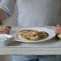Pomysł na obiad w 10 minut - placki cukiniowe z sosem z ogórka