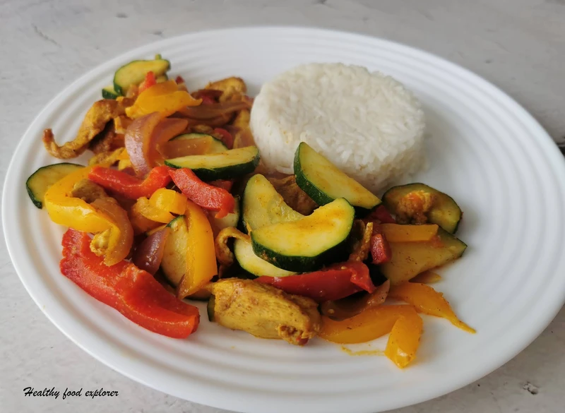 Kurczak curry z papryką i cukinią
