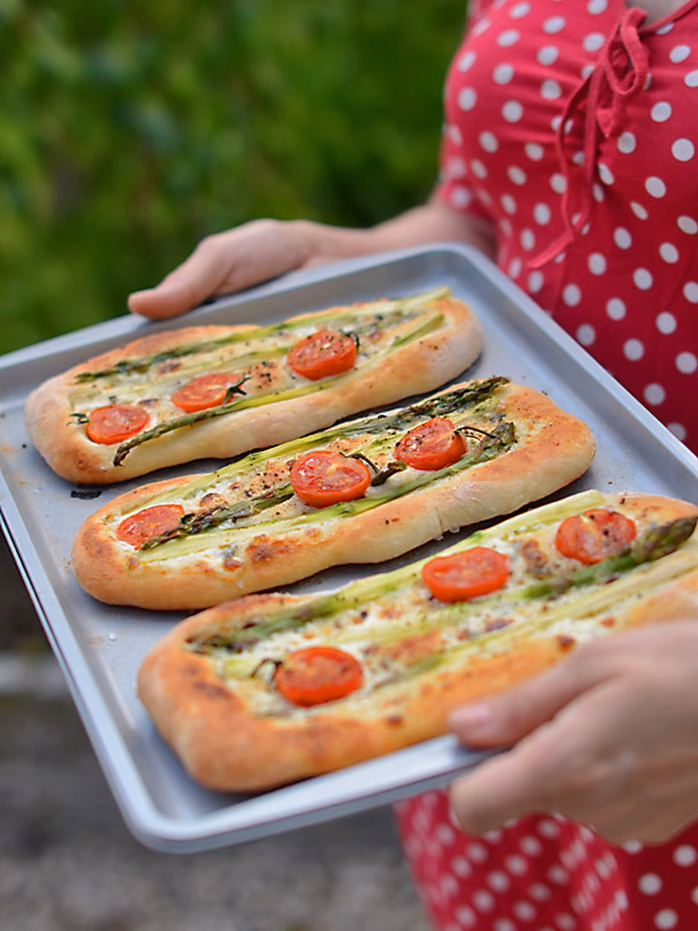 Pizza ze szparagami z sosem serowym