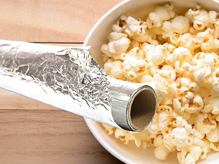 Popcorn z patelni. Genialny trik! Wystarczy folia aluminiowa
