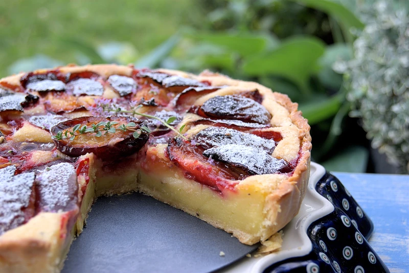 Tarta śliwkowa z kremem budyniowym, mleczkiem kokosowym i tymiankiem