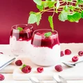 Deser z malinowym coulis