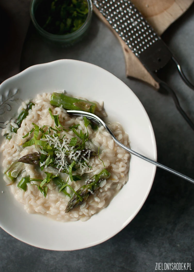 kremowe risotto ze szparagami z dodatkiem skórki z cytryny