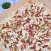 Alzacka tarta Flammkuchen z boczkiem i cebulą