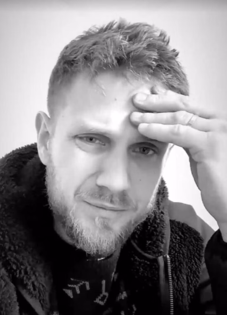 Antek Królikowski ujawnia dramatyczne kulisy rodzinnej kłótni. W tle strzał z broni.