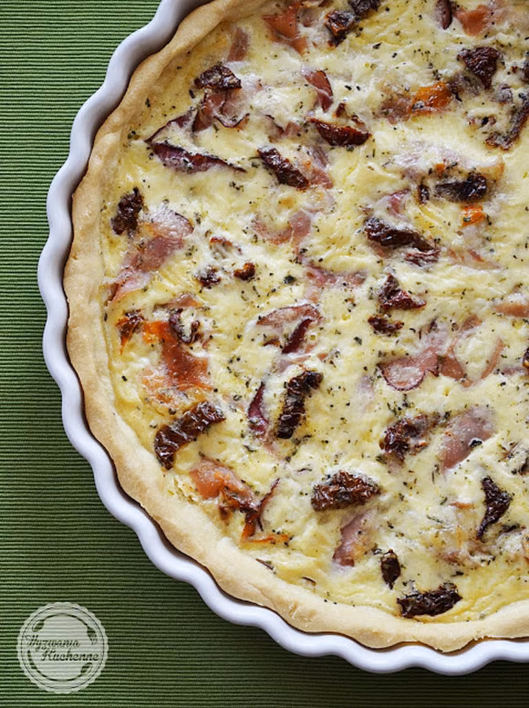 Tarta z szynką parmeńską i mozarellą