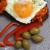 Kotlet schabowy po wiedeńsku z ajvarem