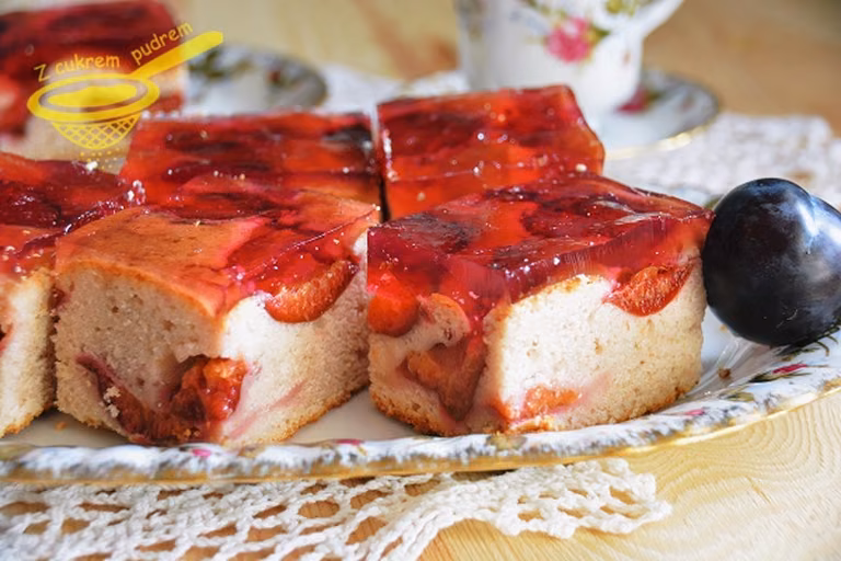 ciasto kisielowe ze śliwkami i galaretką