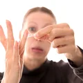 Skuteczny sposób na POZBYCIE SIĘ KLEJU z dłoni!