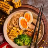 Ramen z kurczakiem, jajkiem, brokułem i kukurydzą