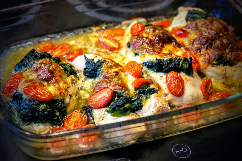 Pieczona pierś z kurczaka ze szpinakiem i mozzarellą