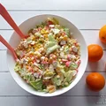 Sałatka z paluszkami SURIMI i pomarańczami – przepis krok po kroku