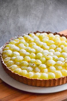Żytnia tarta z budyniem i winogronami