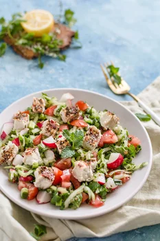 Ziołowa sałatka tabbouleh z wegańskim serem słonecznikowym – lowcarb