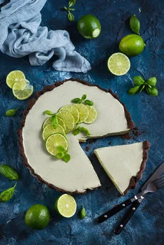 Orzeźwiająca Tarta sernikowa o smaku zielonej herbaty (matcha) z limonką