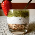Chia pudding z musli i musem kiwi - 260 kcal