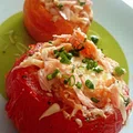 Fit śniadanie: jajka zapiekane z pomidorach z łososiem i serem wędzonym