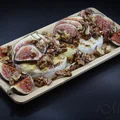 Grillowany Camembert z miodem, orzechami i figami