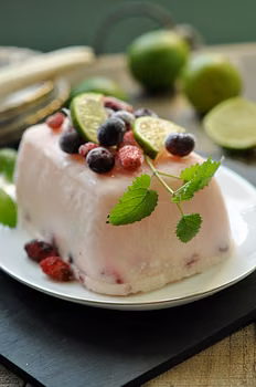 Piwne semifreddo z owocami