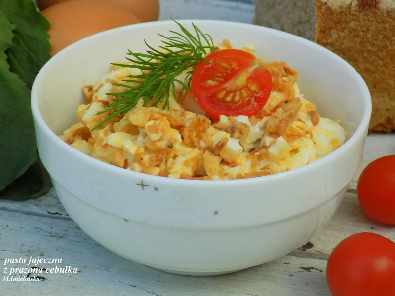 pasta jajeczna z prażoną cebulką