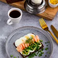 Smørrebrød – duńska kanapka z jajkiem i krewetkami