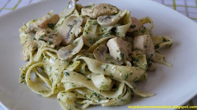 Tagliatelle z kurczakiem, szpinakiem i pieczarkami