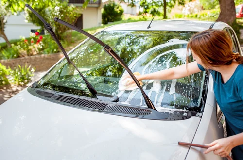 500 zł mandatu za mycie samochodu przed domem! W ten sposób kierowcy narażają się na problemy
