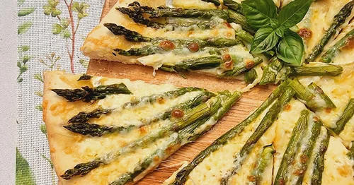 Biała pizza ze szparagami i serami