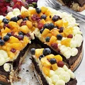 Dwukolorowe ciasto z kremem i owocami