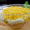 Sałatka warstwowa z tuńczykiem i kukurydzą – na co dzień i od święta