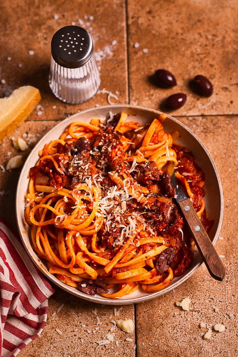 Makaron z chorizo i oliwkami w sosie pomidorowym