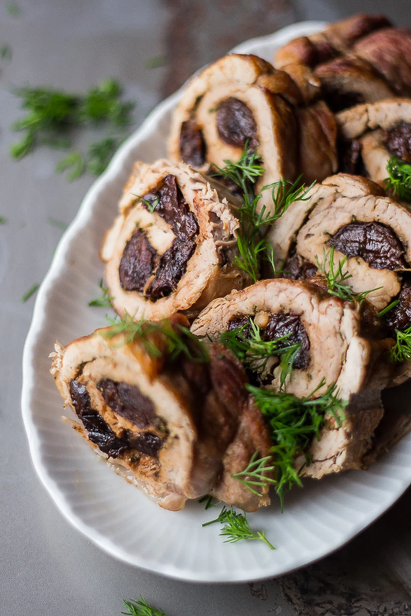 Rolada ze śliwką - elegancka pieczeń na wiele okazji.