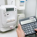 Niższe rachunki za prąd i zamrożenie cen dla firm! Wyznaczono nowy termin złożenie oświadczenia