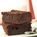 Bardzo czekoladowe ciasto (brownie) z czekoladą