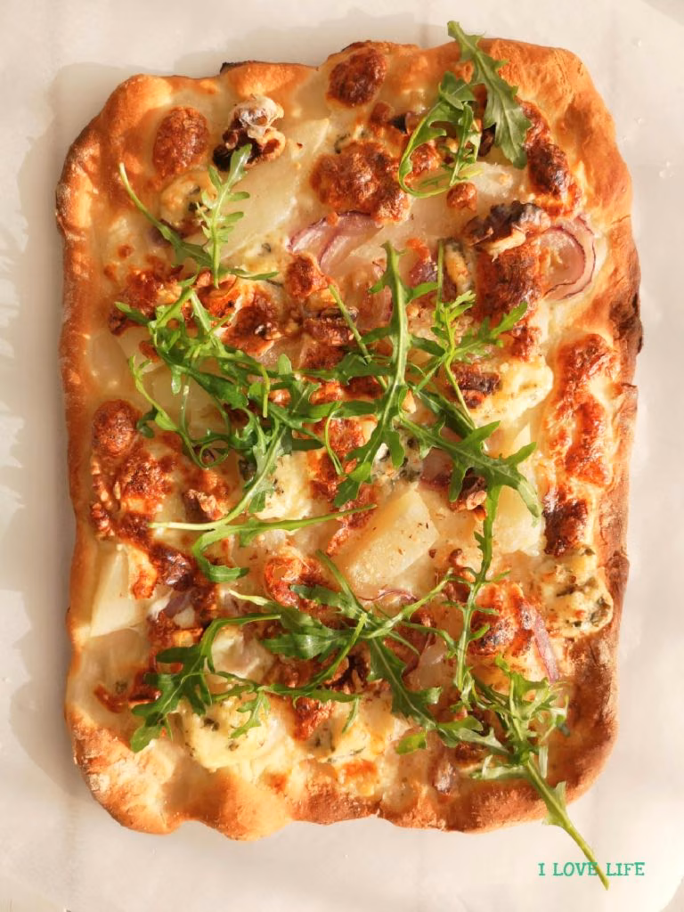 Pizza z gruszką i rukolą