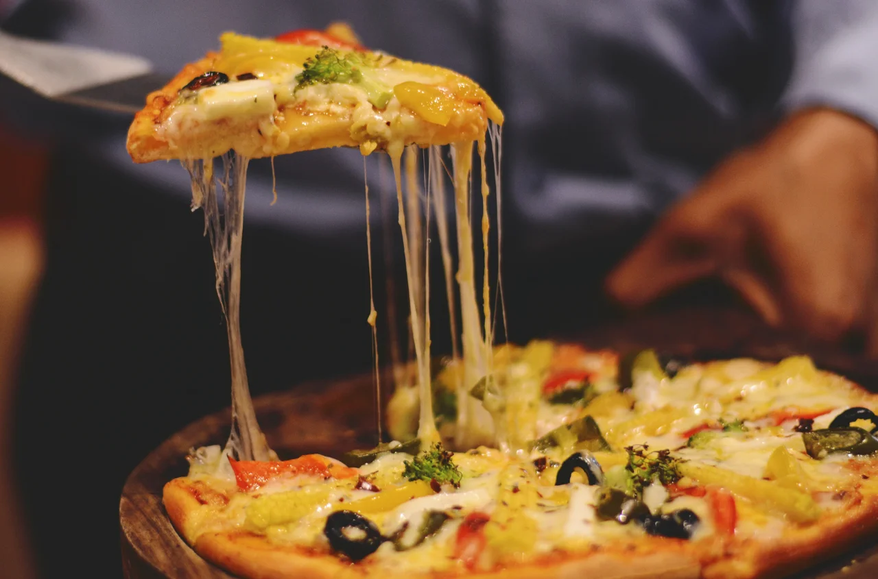 Celebrowanie Międzynarodowego Dnia Pizzy: Historia, Tradycje i Jak Świętować