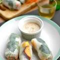 spring rolls z pikantną wieprzowiną i brzoskwinią