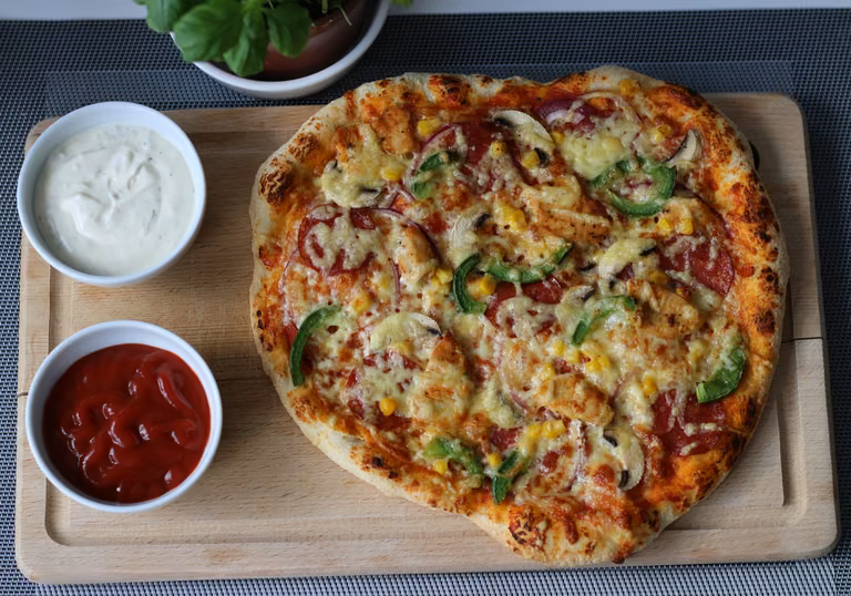 Pizza orkiszowa pieczona na kamieniu