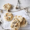 FOCACCIA Z CZARNUSZKĄ I PARMEZANEM