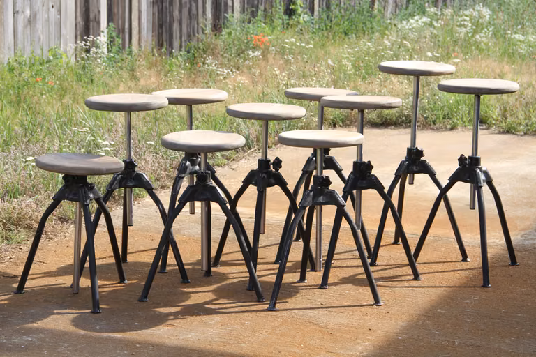Taboret z regulowaną wysokością
