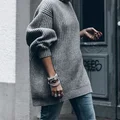 Szary sweter oversize