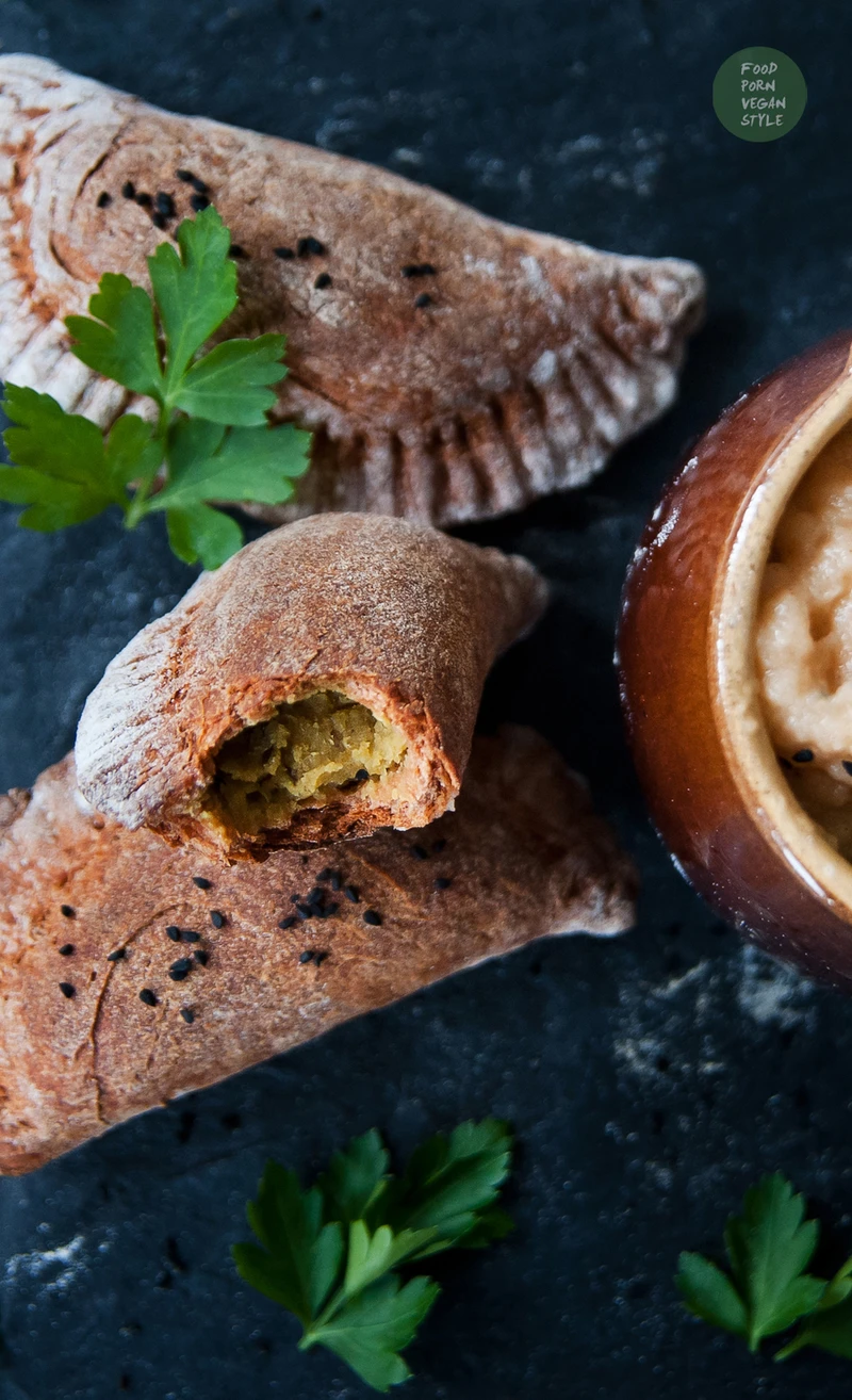 Pieczone pierożki w stylu indyjskim, z czerwoną soczewicą i chutney'em z jabłek.