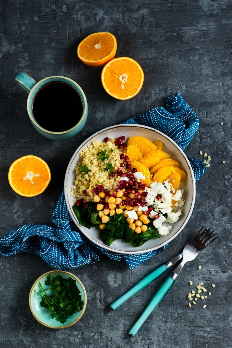 Buddha bowl ze szpinakiem, serem feta i pomarańczą