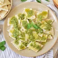 Włoskie kluseczki naleśnikowe z pesto