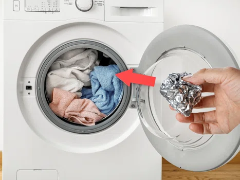 Wrzuć kulkę z folii aluminiowej do pralki! Pokochasz ten trik!