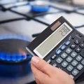 Dodatek dla seniorów! Kto otrzyma 255 zł na energię elektryczną i gazową?