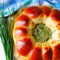 Rolowane bułeczki z sosem serowo – pieczarkowym.
