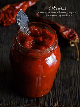 pindżur - macedońska pasta z pieczonej papryki, bakłażanów i pomidorów