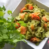 Sałatka ze szparagami, pesto z rukoli, wędzonym łososiem, pomidorkami i makaronem