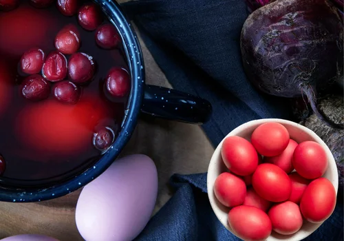 Ugotuj buraki i dodaj TEN składnik! Twoje jajka będą w pięknym różu i czerwieni!